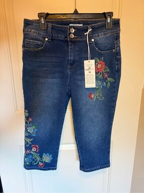 Sandpiper Premium Denim Petite Embroidered Capri Jeans – NWT
